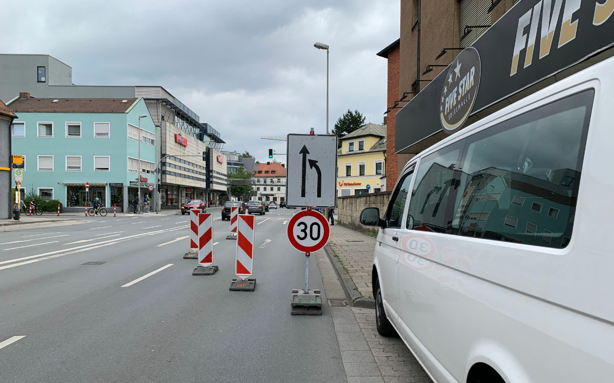 Der Radentscheid Bayreuth baut den Pop-up-Radweg auf. Foto: Katharina Adler