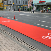 Bayreuth soll fahrradfreundlicher werden. Hier hat der Radentscheid Bayreuth einen Pop-Up_Radweg errichtet. Archivfoto: Katharina Adler