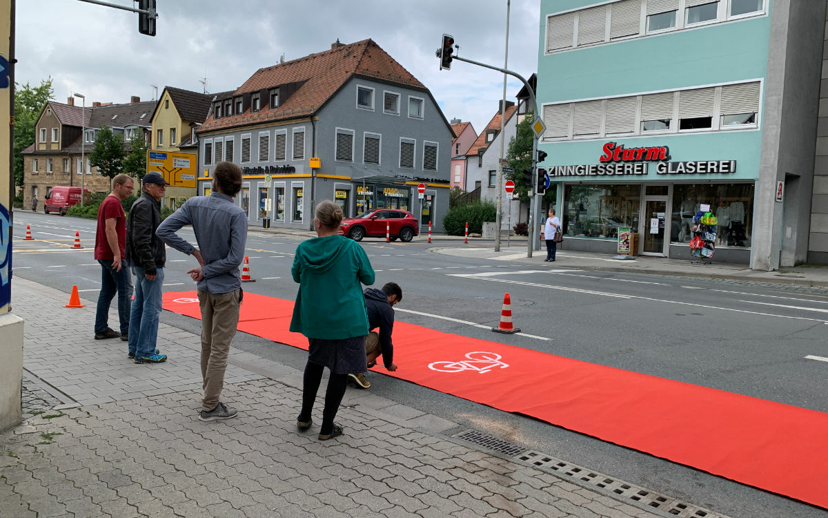 Der Radentscheid Bayreuth hat einen Pop-up-Radweg auf dem Hohenzollernring errichtet. Foto: Katharina Adler