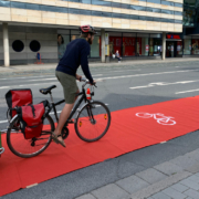 Der Radentscheid Bayreuth hat einen Pop-up-Radweg auf dem Hohenzollernring errichtet. Foto: Katharina Adler