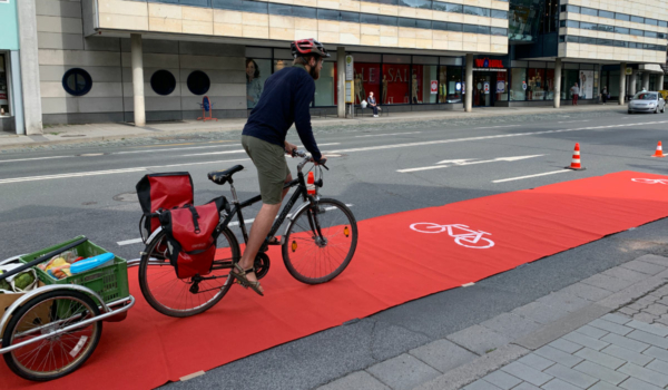 Der Radentscheid Bayreuth hat einen Pop-up-Radweg auf dem Hohenzollernring errichtet. Foto: Katharina Adler