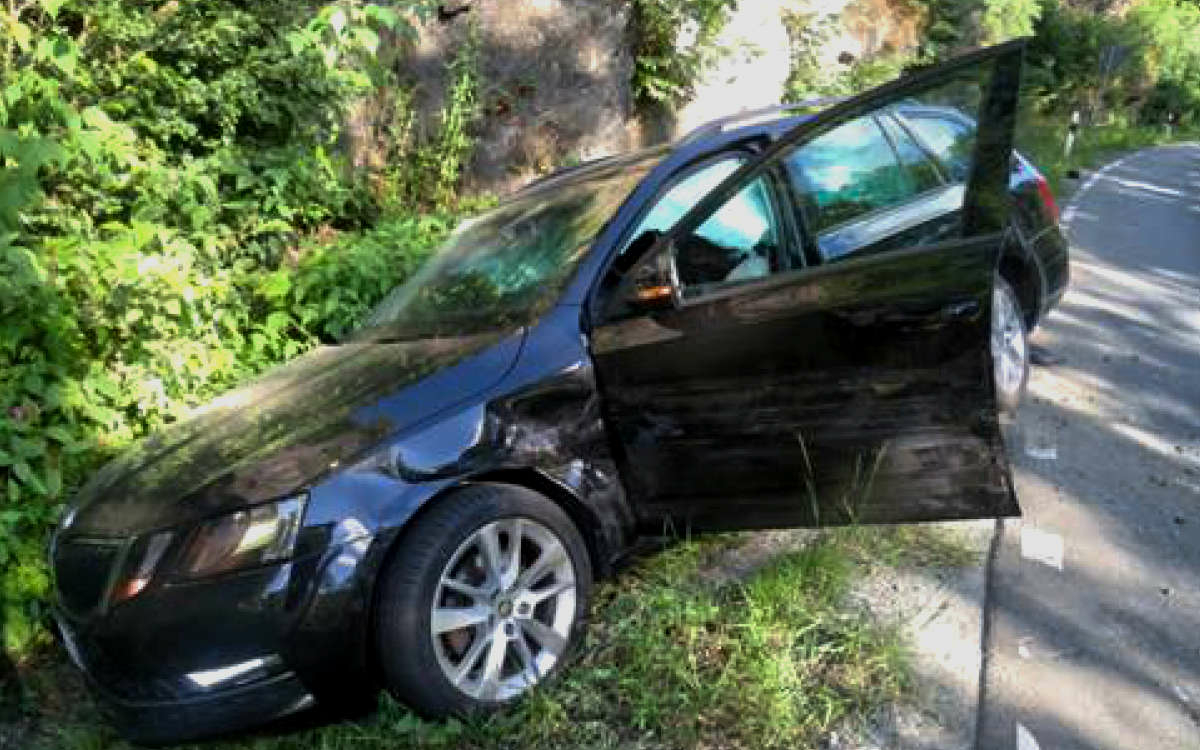 Unfall im Landkreis Hof. Ein Skoda wurde gegen eine Felswand geschleudert. Foto: Polizei