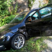 Unfall im Landkreis Hof. Ein Skoda wurde gegen eine Felswand geschleudert. Foto: Polizei