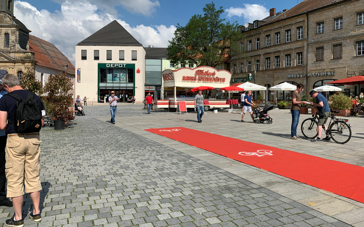 Der Radentscheid Bayreuth sammelt Unterschriften für ein Bürgerbegehren auf dem Stadtparkett. Foto: Katharina Adler