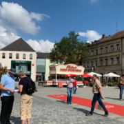 Der Radentscheid Bayreuth sammelt Unterschriften für ein Bürgerbegehren auf dem Stadtparkett. Foto: Katharina Adler