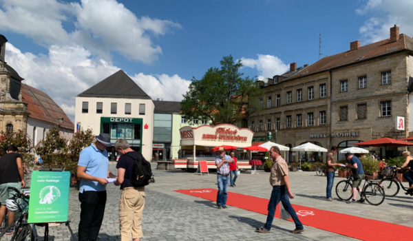 Der Radentscheid Bayreuth sammelt Unterschriften für ein Bürgerbegehren auf dem Stadtparkett. Foto: Katharina Adler