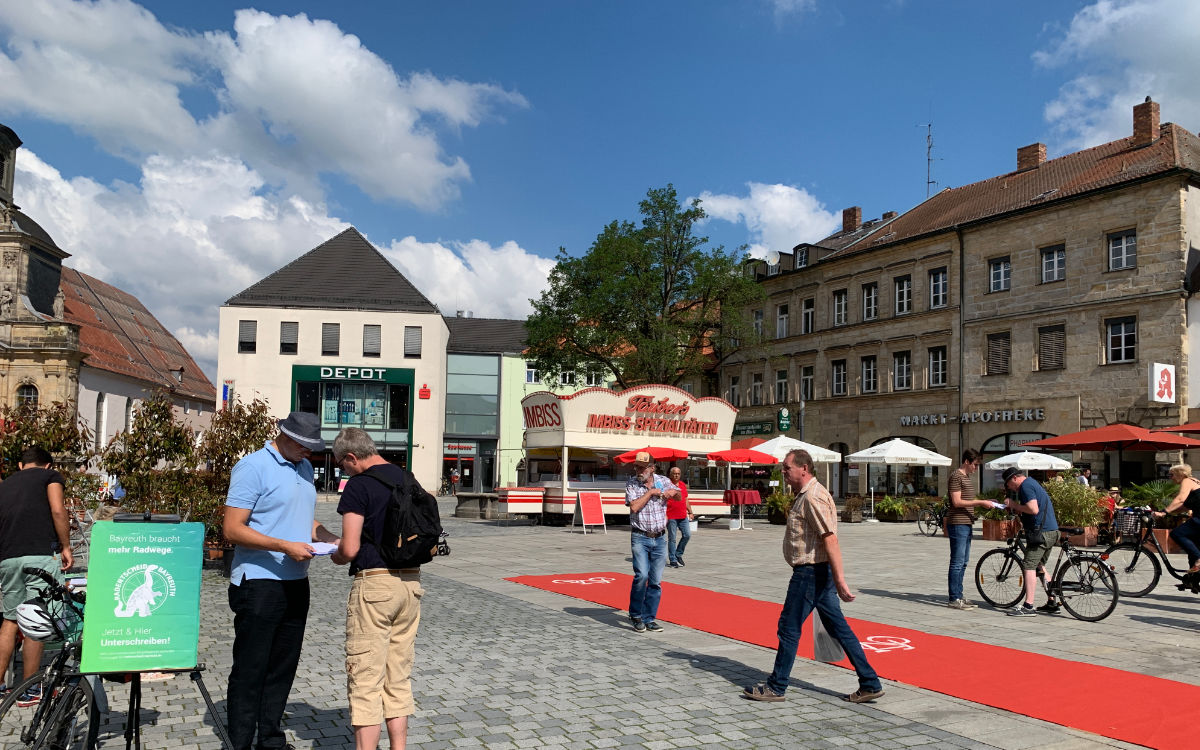 Der Radentscheid Bayreuth sammelt Unterschriften für ein Bürgerbegehren auf dem Stadtparkett. Foto: Katharina Adler