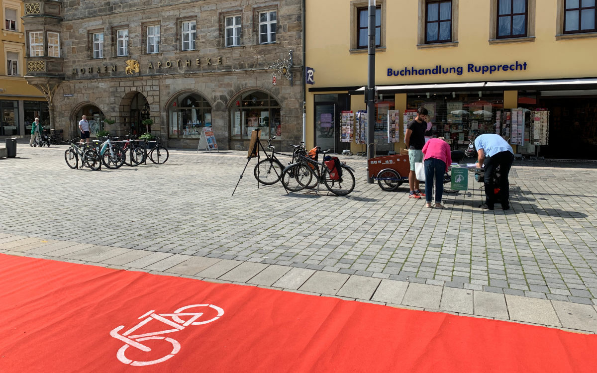 Der Radentscheid Bayreuth sammelt Unterschriften für ein Bürgerbegehren auf dem Stadtparkett. Foto: Katharina Adler