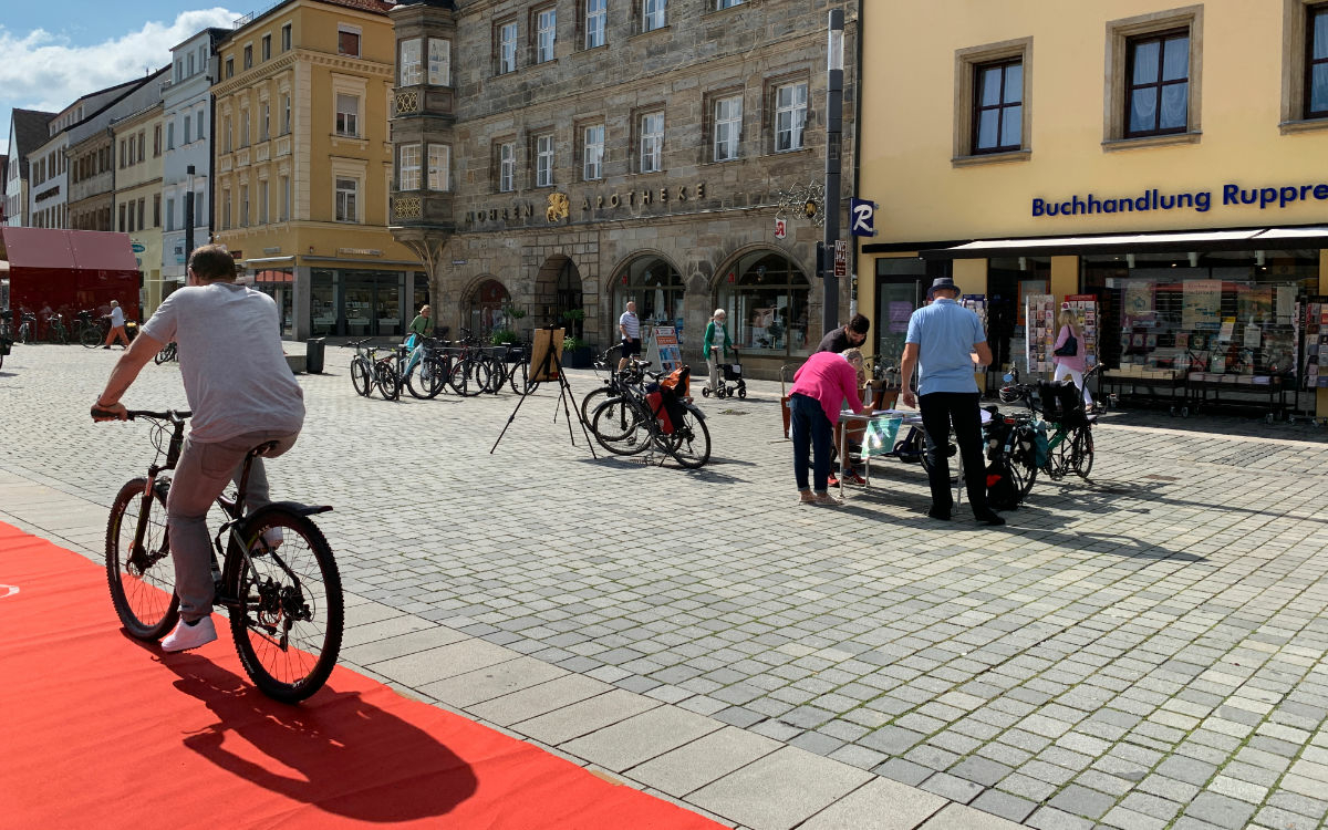 Der Radentscheid Bayreuth sammelt Unterschriften für ein Bürgerbegehren auf dem Stadtparkett. Foto: Katharina Adler