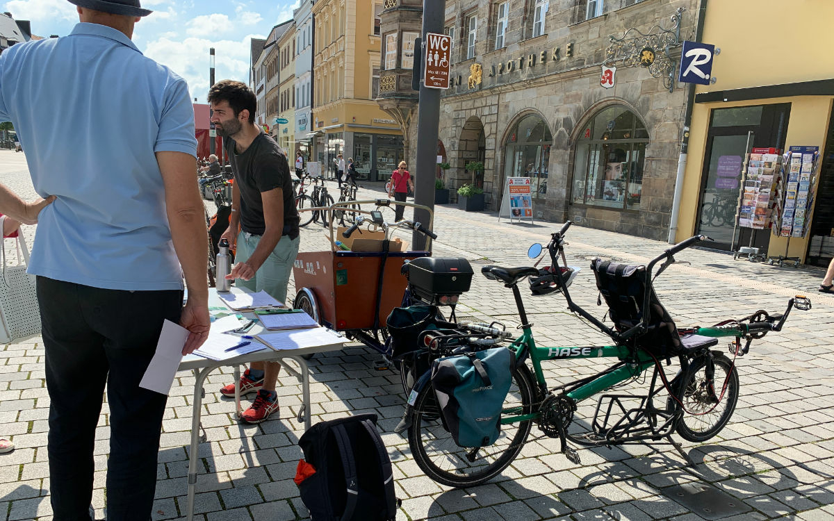 Der Radentscheid Bayreuth sammelt Unterschriften für ein Bürgerbegehren auf dem Stadtparkett. Foto: Katharina Adler