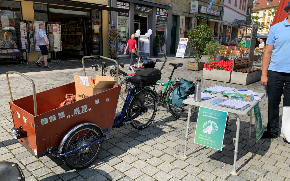 Der Radentscheid Bayreuth sammelt Unterschriften für ein Bürgerbegehren auf dem Stadtparkett. Foto: Katharina Adler