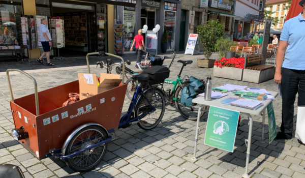 Der Radentscheid Bayreuth sammelt Unterschriften für ein Bürgerbegehren auf dem Stadtparkett. Foto: Katharina Adler