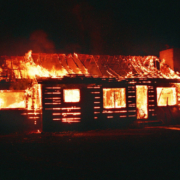 Im Landkreis Lichtenfels in Oberfranken brannte in der Nacht ein Wohnhaus. Fast zwei Stunden dauerte es, bis die Feuerwehr die Flammen im Griff hatte. Symbolbild: pixabay