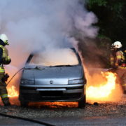 Ein Auto hat auf der A9 bei Trockau lichterloh gebrannt. Keiner wollte helfen. Symbolbild: pixabay