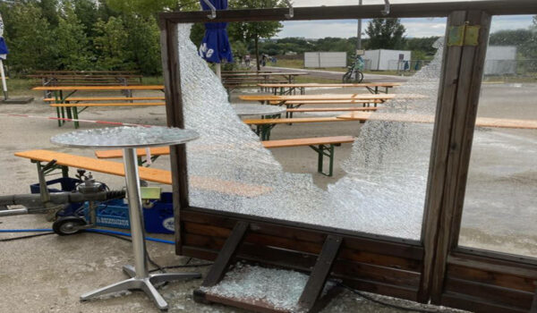 Am Kulturkiosk Bayreuth wurde ein Windschutz zerstört. Der Geschäftsführer meldet sich mit einen emotionalen Nachricht. Foto: Kulturkiosk 