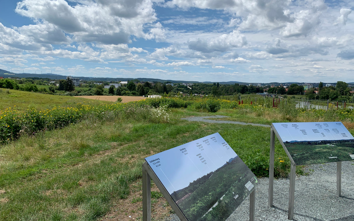 Solche Infotafeln stehen auf dem ehemaligen Energiehügel in Bayreuth. Foto: Katharina Adler