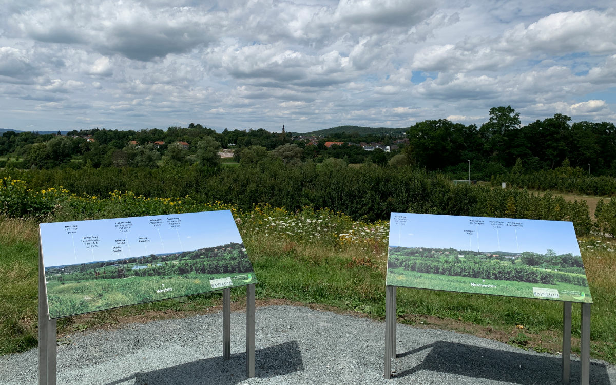 Solche Infotafeln stehen auf dem ehemaligen Energiehügel in Bayreuth. Foto: Katharina Adler