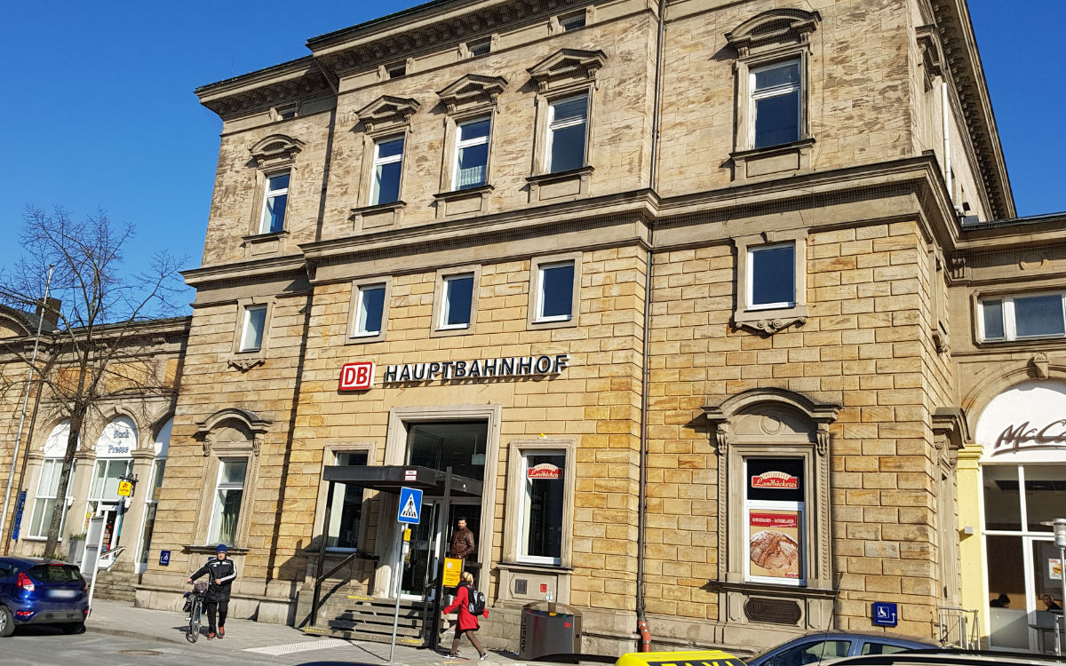 Ein Mädchen wurde im Bayreuther Bahnhof auf die Gleiche gestoßen. Archivfoto: Redaktion