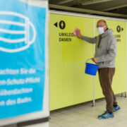 Nach Badeschluss desinfizieren Uwe Kasel und das Kreuzer-Team die Oberflächen der Umkleiden, sämtliche Handläufe und vieles mehr. Foto: Stadtwerke Bayreuth