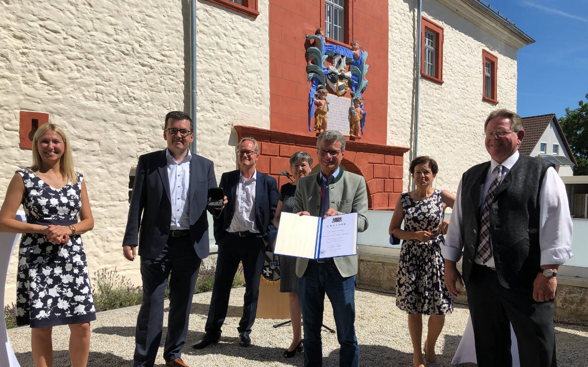 Staatsminister Bernd Silber hat das Schloss Emtmannsberg die Denkmalschutzmedaille 2020 verliehen. Foto: Ricarda Schoop