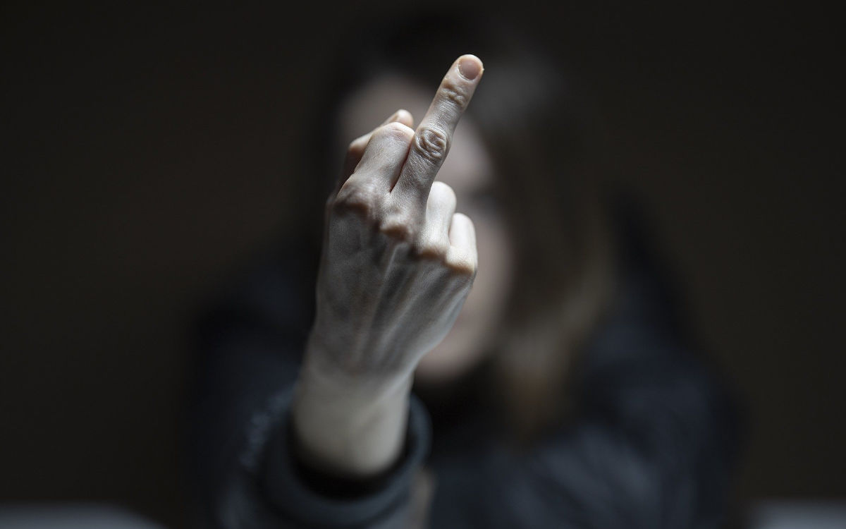 Eine Frau beleidigte in einer Helmbrechtser Arztpraxis eine Frau als "Bitch" und zeigte ihr den Mittelfinger. Symbolfoto: pixabay