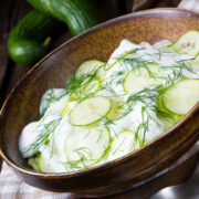 Genau das Richtige an heißen Tagen: Gurkensalat mit Dill liefert auf bekömmliche Weise wertvolle Mineralstoffe und Vitamine. Foto: PantherMedia / Dzinnik Darius