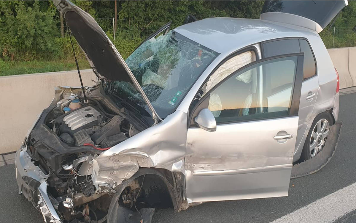 Auto schleudert auf der A9 am Bildlacher Berg über die Fahrbahn. Schwerer Unfall mit Lkw. Foto: Feuerwehr Bindlach