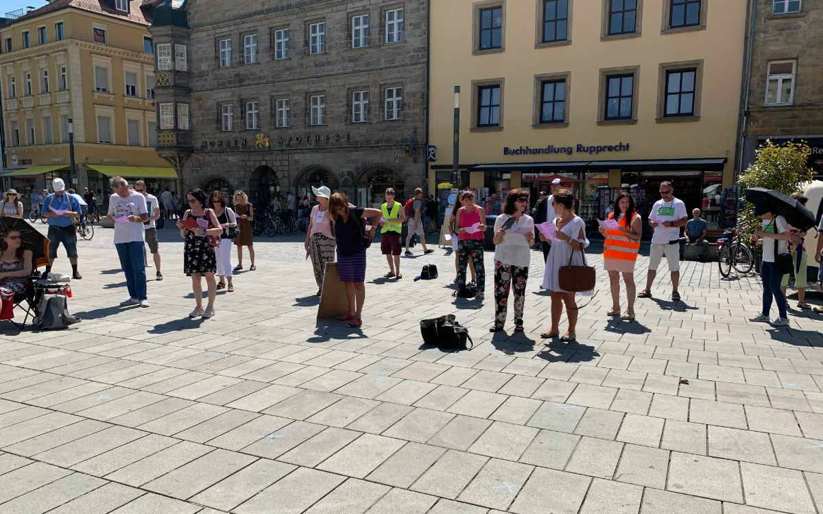 Auf dem Bayreuther Marktplatz demonstrierten am Samstag (8.8.2020) Menschen gegen die Corona-Maßnahmen. Foto: Katharina Adler