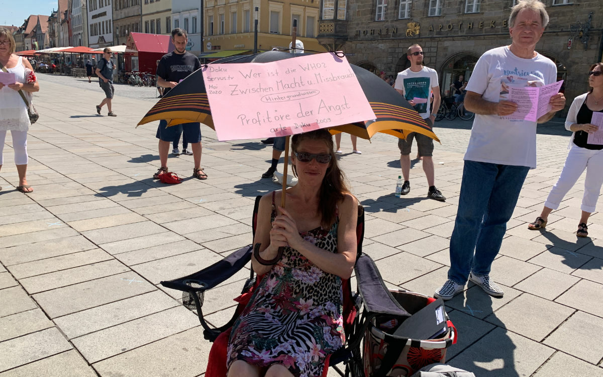 Die Demonstranten haben auch Plakate in Bayreuth dabei. Foto: Katharina Adler