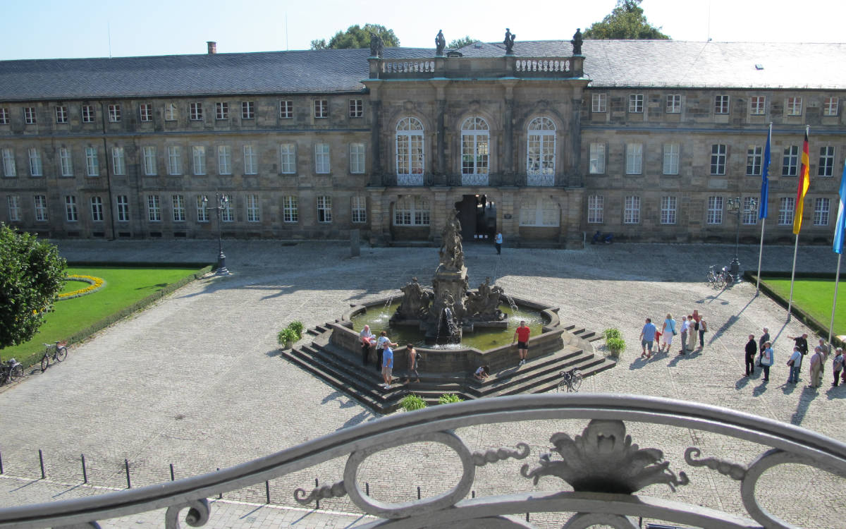 Blick auf das Neue Schloss und den Markgrafenbrunnen. Foto: Stephan Müller