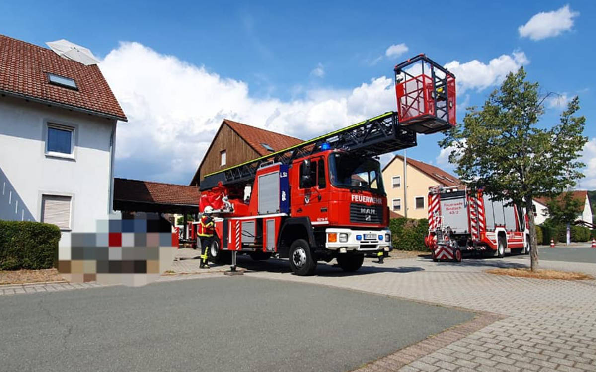 Kurioser Einsatz der Feuerwehr Bindlach. Sie haben einen Sonnenschirm von einem Dach gerettet. Foto: Feuerwehr Bindlach