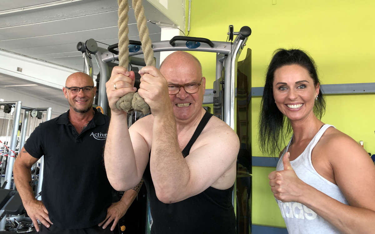 Das ZDF hat in einem Bayreuther Fitnessstudio gedreht. Vor der Kamera: Achim Winter (mitte), Susi Geis (rechts) und Fitnessstudio-Inhaber Uwe Hickel (links). Foto: Frederik Eichstädt