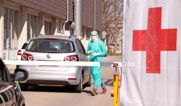 Das Landratsamt Bayreuth hat sich geäußert: Bürger sollen sich weiter an die Corona-Regeln halten. So sollen erheblich einschränkende Maßnahmen verhindert werden. Am ehemaligen Bayreuther Corona-Testzentrum an der Oberfrankenhalle werden inzwischen keine Tests mehr vorgenommen. Archivfoto: Tobias Schif/BRK Bayreuth