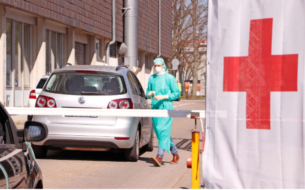 Das Landratsamt Bayreuth hat sich geäußert: Bürger sollen sich weiter an die Corona-Regeln halten. So sollen erheblich einschränkende Maßnahmen verhindert werden. Am ehemaligen Bayreuther Corona-Testzentrum an der Oberfrankenhalle werden inzwischen keine Tests mehr vorgenommen. Archivfoto: Tobias Schif/BRK Bayreuth