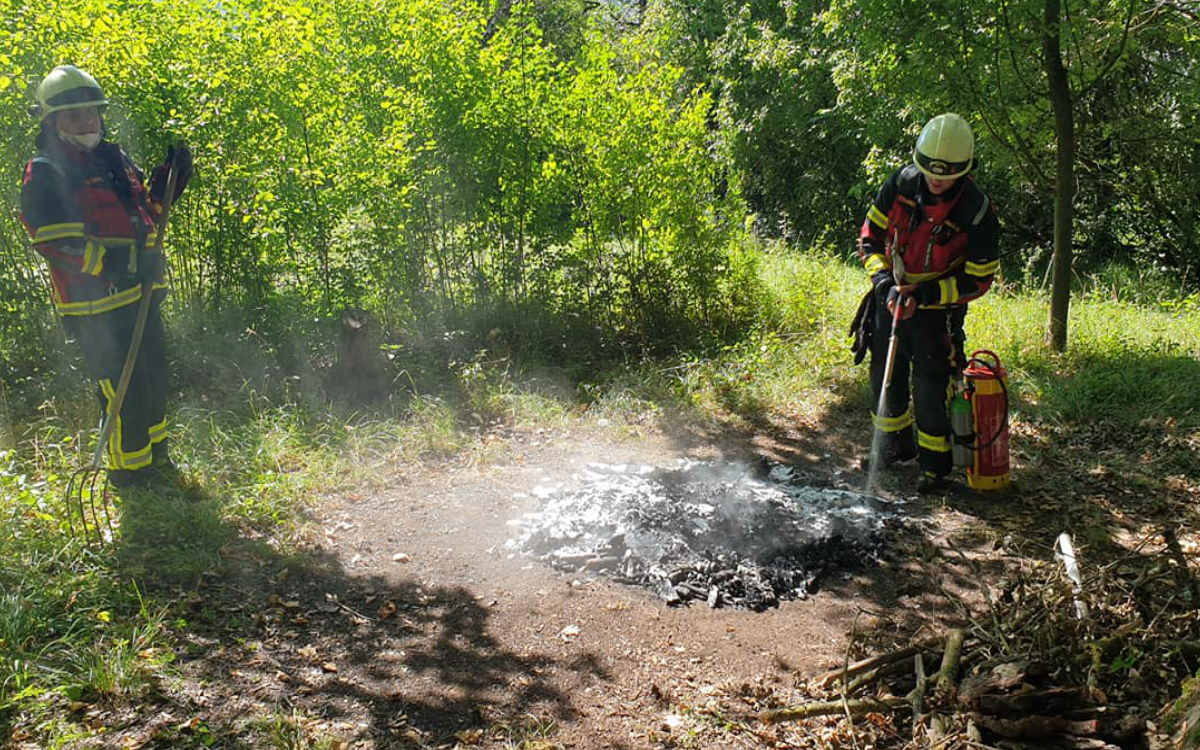 Die Feuerwehr Bindlach wurde zu einer tiefschwarzen Rauchsäule gerufen. Foto: Feuerwehr Bindlach