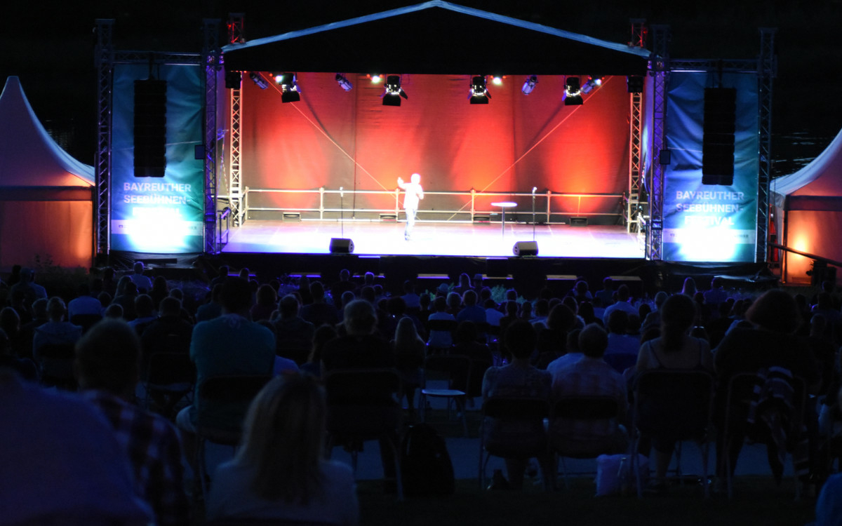 Michael Mittermeier auf der Seebühne in der Wilhelminenaue in Bayreuth. Foto: Christoph Wiedemann