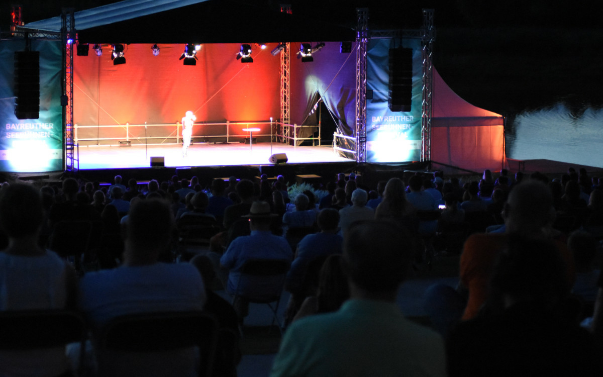 Michael Mittermeier auf der Seebühne in der Wilhelminenaue in Bayreuth. Foto: Christoph Wiedemann