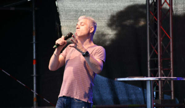 Michael Mittermeier auf der Seebühne in der Wilhelminenaue in Bayreuth. Niesen in der Corona-Krise. Foto: Christoph Wiedemann