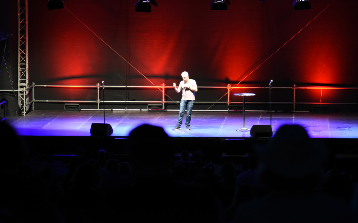 Michael Mittermeier auf der Seebühne in der Wilhelminenaue in Bayreuth. Foto: Christoph Wiedemann