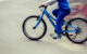 Ein Junge (11) musste auf dem Fahrrad einer Autotüre ausweichen. Er krachte gegen eine Straßenlaterne. Foto: pixabay
