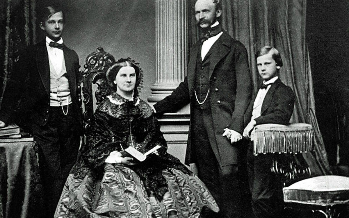 König Max II. mit Marie und Prinzen 1860. Foto: Joseph Albert