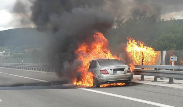 Der Mercedes stand komplett in Flammen. Foto: Feuerwehr Bindlach