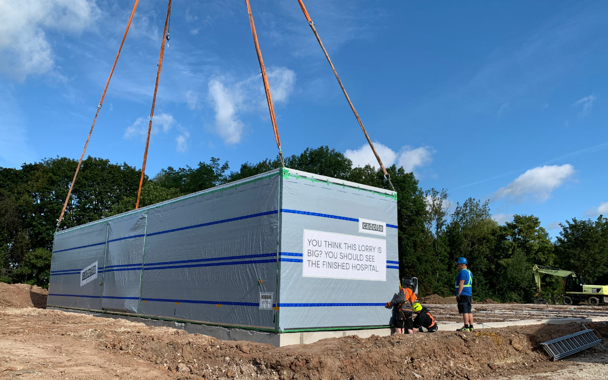 Der Kran hebt das Modulbauteil vom Laster und setzt es auf das Fundament am Gelände des BKH Bayreuth. Foto: Katharina Adler