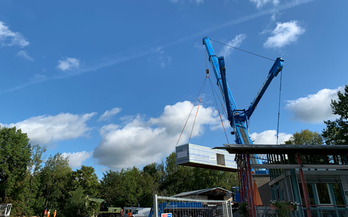 Der Kran hebt das Modulbauteil vom Laster und setzt es auf das Fundament am Gelände des BKH Bayreuth. Foto: Katharina Adler