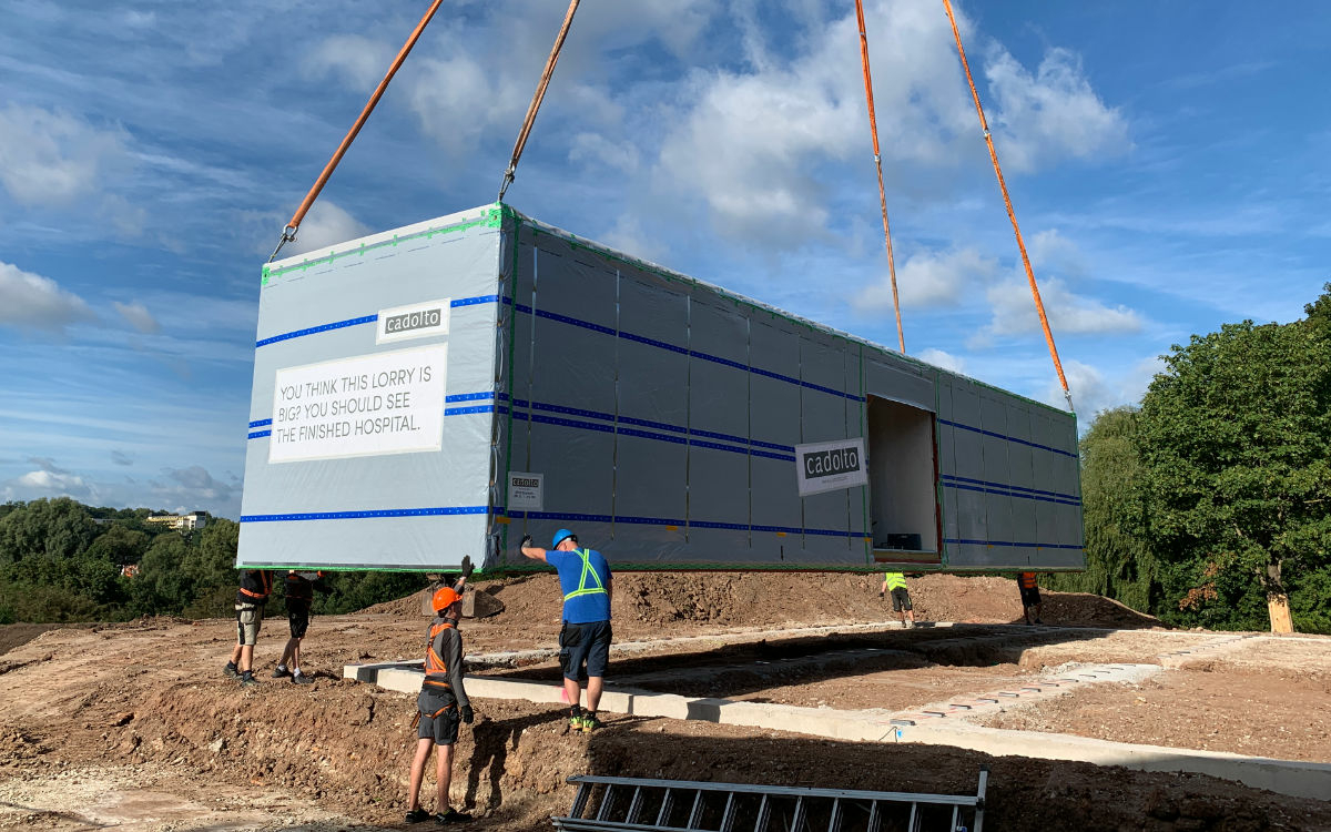 Der Kran hebt das Modulbauteil vom Laster und setzt es auf das Fundament am Gelände des BKH Bayreuth. Foto: Katharina Adler