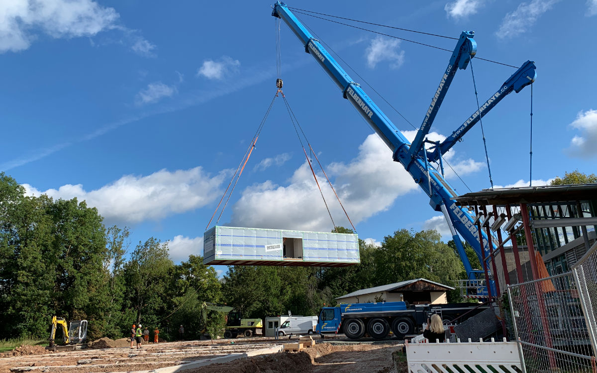 Der Kran hebt das Modulbauteil vom Laster und setzt es auf das Fundament am Gelände des BKH Bayreuth. Foto: Katharina Adler