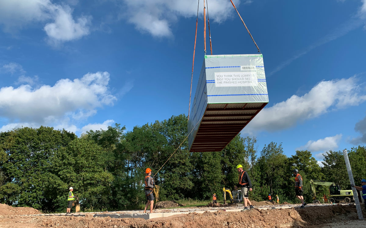 Der Kran hebt das Modulbauteil vom Laster und setzt es auf das Fundament am Gelände des BKH Bayreuth. Foto: Katharina Adler