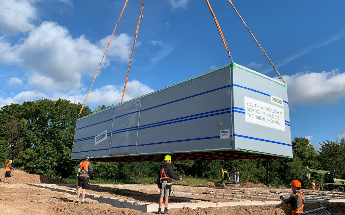 Der Kran hebt das Modulbauteil vom Laster und setzt es auf das Fundament am Gelände des BKH Bayreuth. Foto: Katharina Adler