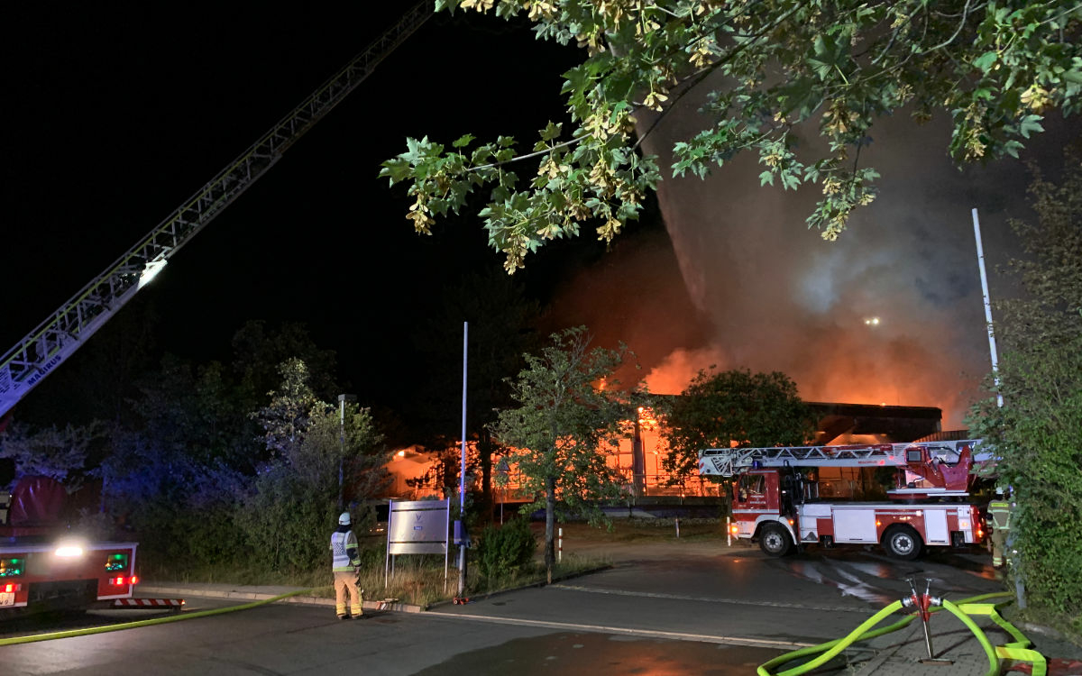 Der Dachstuhl der Werkstatt für behinderte Menschen in Bayreuth stand im Vollbrand. Foto: Katharina Adler