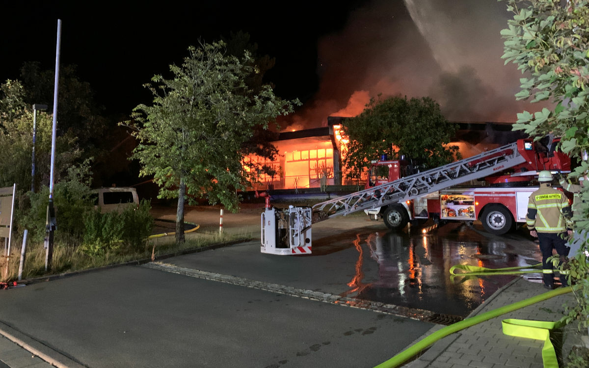 Der Dachstuhl der Werkstatt für behinderte Menschen in Bayreuth stand im Vollbrand. Foto: Katharina Adler